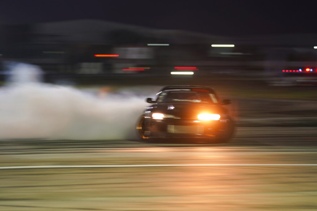 Ein driftendes Fahrzeug.