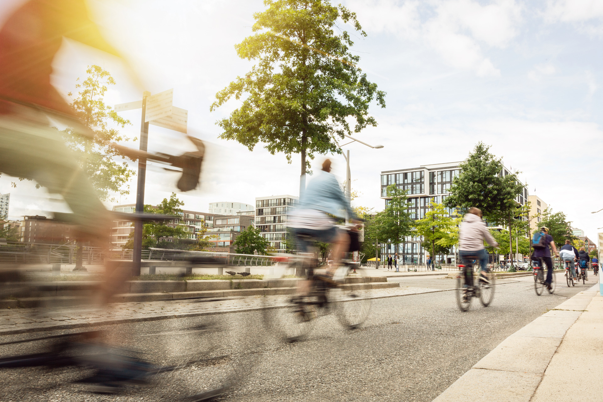 Fahrrad Fahrende auf einem Radweg