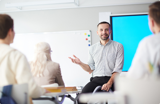 Verkehrspsychologe des KFV erklärt sicheres Fahrverhalten den Kursteilnehmenden.